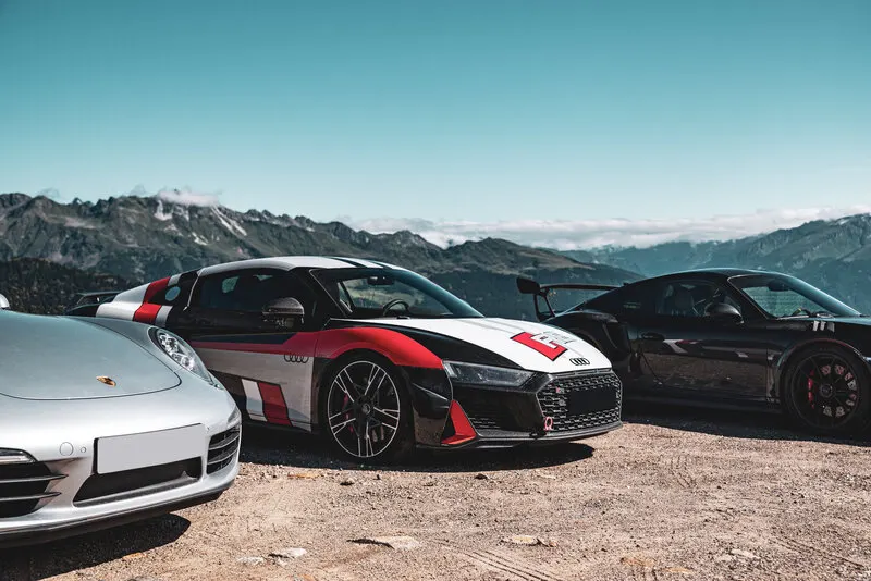 Audi R8 mit Renn-Livery am Alpenpass-Panorama